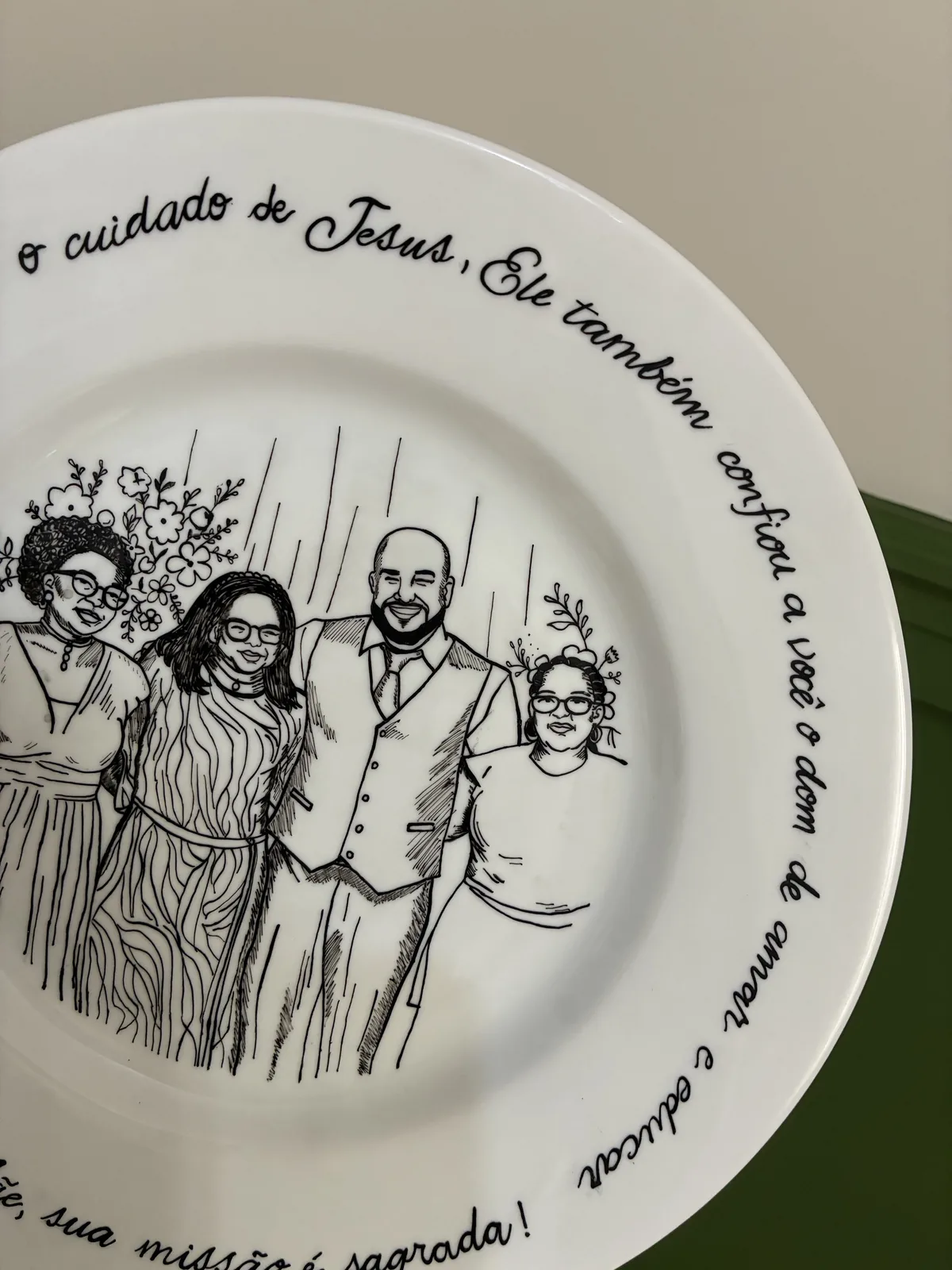 Detalhe de prato personalizado com família