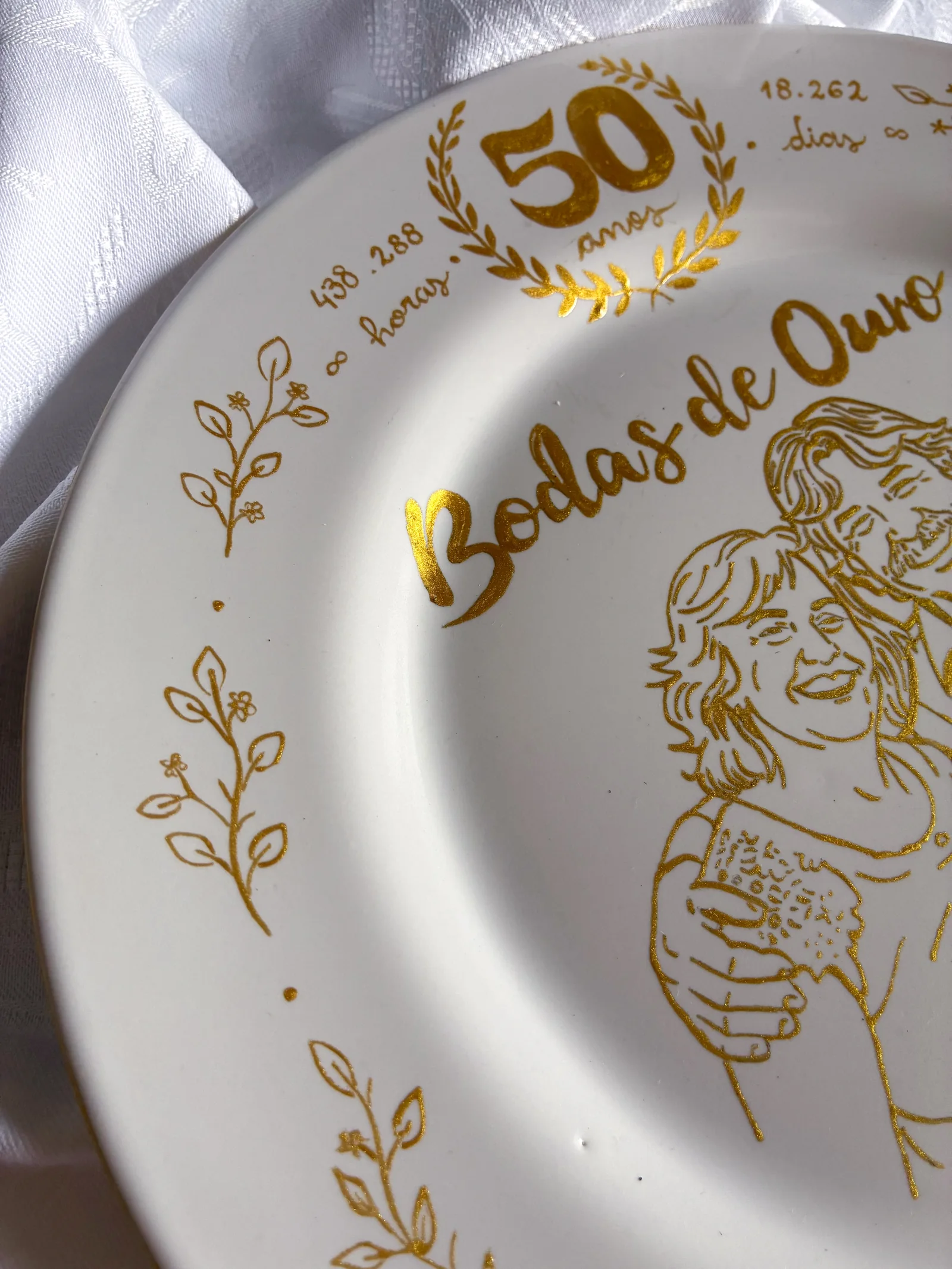 Prato de Bodas de Ouro com retrato do casal