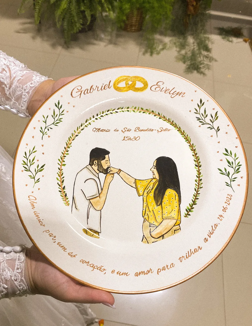 Prato de casamento personalizado com casal e ramos